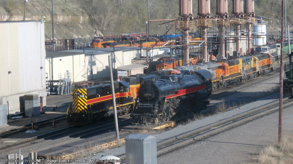 BNSF 1422, 2753, IAIS 709 & RDG 2100